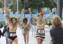 Активистки FEMEN разделись на Олимпиаде 