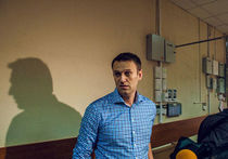 Сторонники на вокзале забросали Навального цветами