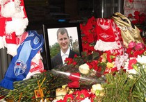 На месте убийства Егора Свиридова собрались тысячи фанатов