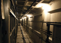 Лифт с людьми упал в шахту в Мытищах - четверо пострадали