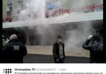 На крыше здания также появился флаг Донецкой республики, с козырька сбросили активиста