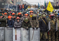 В Киеве оппозиция пошла на Раду, милиция открыла огонь
