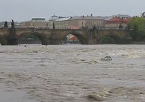 Жителей Праги начали эвакуировать из-за наводнения, а движение транспорта могут ограничить