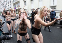 В Париже «замесили» FEMEN. ВИДЕО