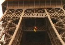 Активисты Greenpeace устроили акцию на Эйфелевой башне