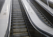Пассажиров метро столкнули с эскалатора