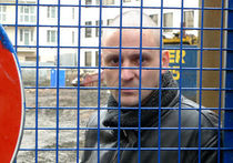 "МК" узнал в каких условиях Удальцов будет сидеть под домашним арестом