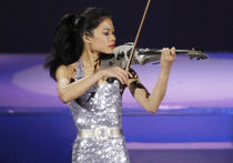 Знаменитая скрипачка Ванесса Мэй готовится к Олимпиаде в Сочи с российскими горнолыжницами