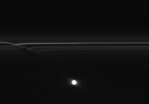 Возле колец Сатурна замечены НЛО
