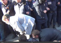 Молодые люди с битами и в масках прогнали участников акции в поддержку киевских властей