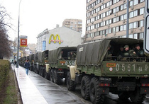 Блогеры обнаружили в центре Москвы грузовики с военными