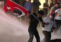 Турецкая полиция зачистила парк Гези. Демонстранты снова идут к площади Таксим