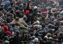 Защитники Крыма вышли на активистов Майдана с черенками от лопат