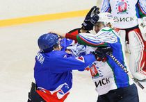 В Красноярске хоккеисты устроили самосуд над 19-летним партнером по команде