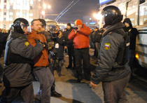 Сторонники и противники власти разошлись по разные стороны улицы