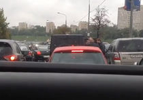 «Кортеж из 90-х» подрезал иномарку и избил ее водителя в центре Москвы