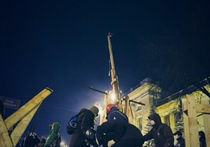 Спецназ в Киеве уничтожил говорящую катапульту оппозиции