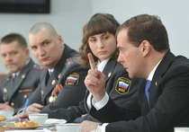 Медведев одобрил новую форму полицейских