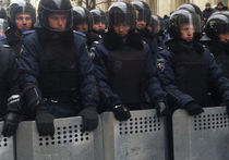 Спецназ МВД в столице Крыма сдаваться не намерен