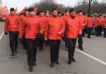 Откуда у «Сути времени» взялись сотни красных курток на митинге «за Крым» 