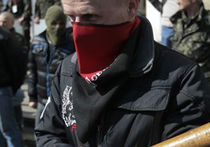 Люди, находившиеся в помещении, сопротивления не оказали, правда, не обошлось без конфликтов между женщинами-поклонницами коммунистов и женщинами-поклонницами радикалов