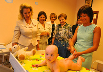 Светлана Медведева подарила младенцу медведя