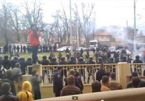 Пророссийские активисты атаковали радикалов, осадивших гостиницу регионала