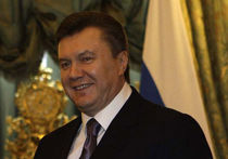 Янукович между стульев