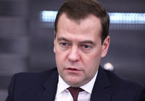 Десант Медведева в Крым: полуострову обещают новые дороги, пенсии и много вина
