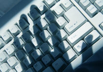 Сноуден может спастись по сценарию Ассанжа, утверждает его друг