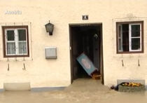 В затопленную Прагу продолжает прибывать вода, но жители ждут улучшения погоды 