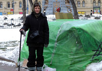 Инвалид из Кузбасса замерзает заживо в картонной коробке в центре Москвы