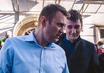 «Верните куб!» Навальному продлили домашний арест на полгода под аккомпанемент задержаний