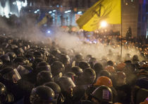 В центре Киева сооружаются баррикады из снега
