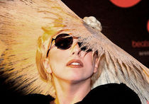 Леди Гага передвигается на золотой инвалидной коляске