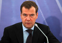Медведев требует сажать фанатов за брошенные петарды