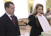 Медведев проголосовал с супругой в московской школе