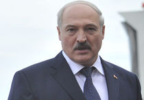 Сыну Лукашенко Дед Мороз принес винтовку