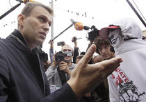 Навального завалят исками