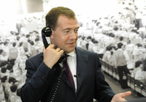 Медведев избавит россиян от "мобильного рабства"