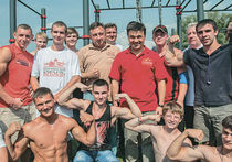 Спортсмены встали в живую цепь у Коломенского кремля