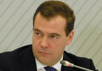 Премьер Медведев покормил белгородских бактерий