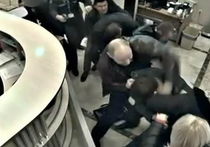 Появилось видео бегства Пшонки из аэропорта Донецка. Смерть металлодетектору!