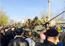 Протестующие с утра отходили вглубь города, поджигая покрышки, чтобы держать оборону у городской администрации