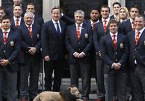 Регбист сборной Англии испортил совместное фото с Премьер-министром