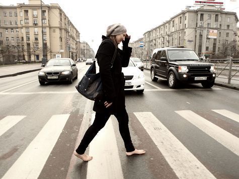 Петербурженка уже 18 лет ходит по городу босиком в любую погоду