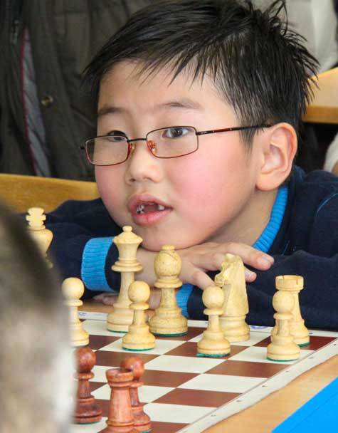 В школах города начат эксперимент по введению шахмат в обязательную школьную программу 