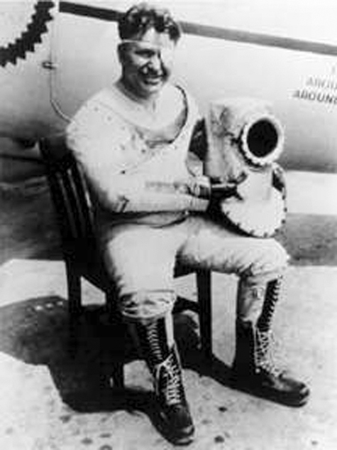 15 августа 1935 года у мыса Бэрроу, на Аляске, разбился двухместный самолет, на борту которого находились летчик Уайли Пост и известный актер Уилл Роджерс.