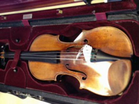 Инструмент, сделанный великим скрипичным мастером Антонио Страдивари в 1696 году, был украден 3 года назад из лондонского кафе у всемирно известного музыканта
