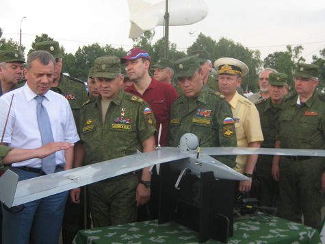 После контрольного пуска оперативно-тактических ракет в Астраханской области министр обороны под Москвой четыре часа изучал беспилотники и робототехнику

